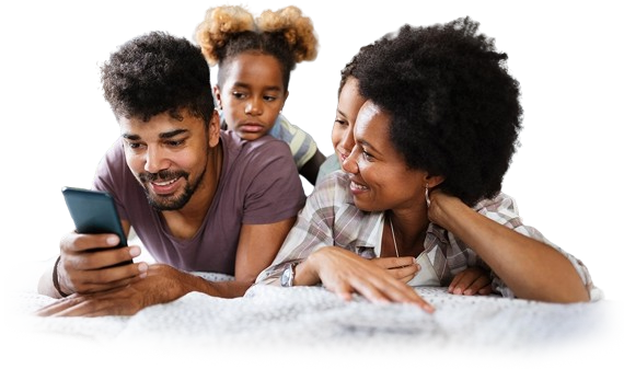 Familia feliz usando servicios sociales